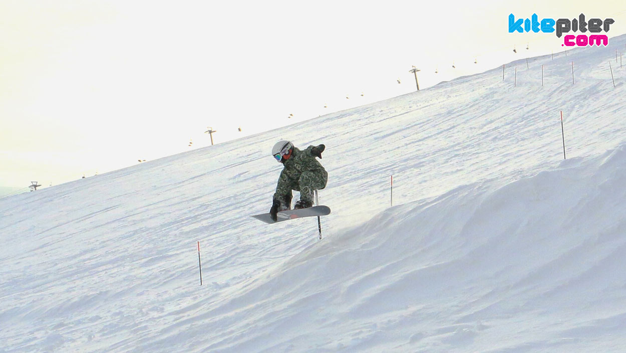 Ребенок сноубордист в прыжке в Кировске