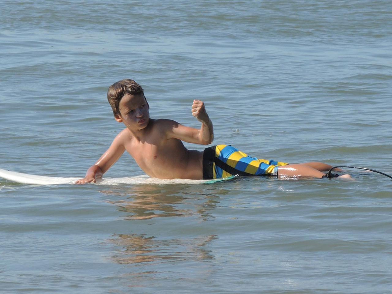 Ребенок серфер на воде на Бали